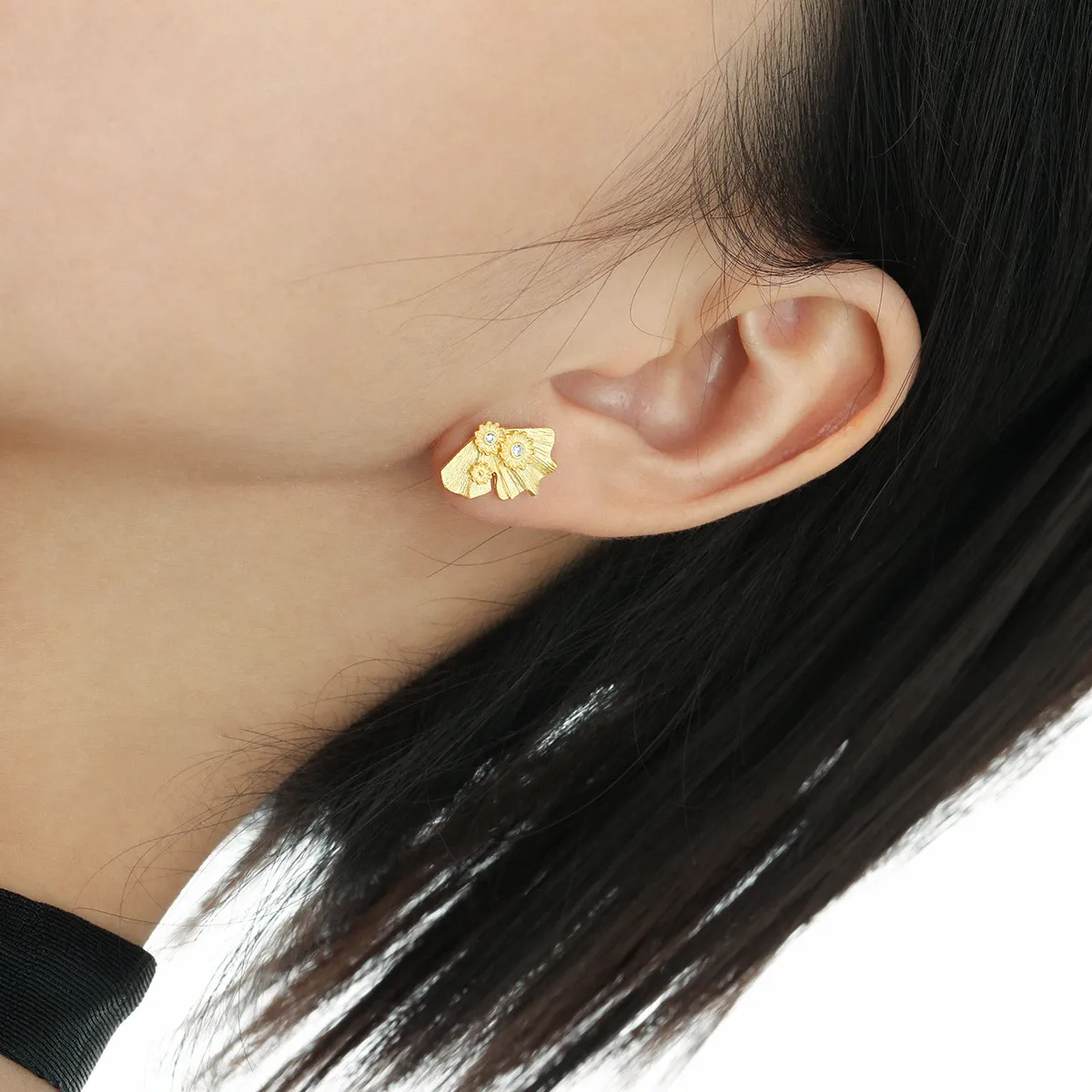 6 (5) Floral textured silver stud earrings made from high-quality Silver 925.