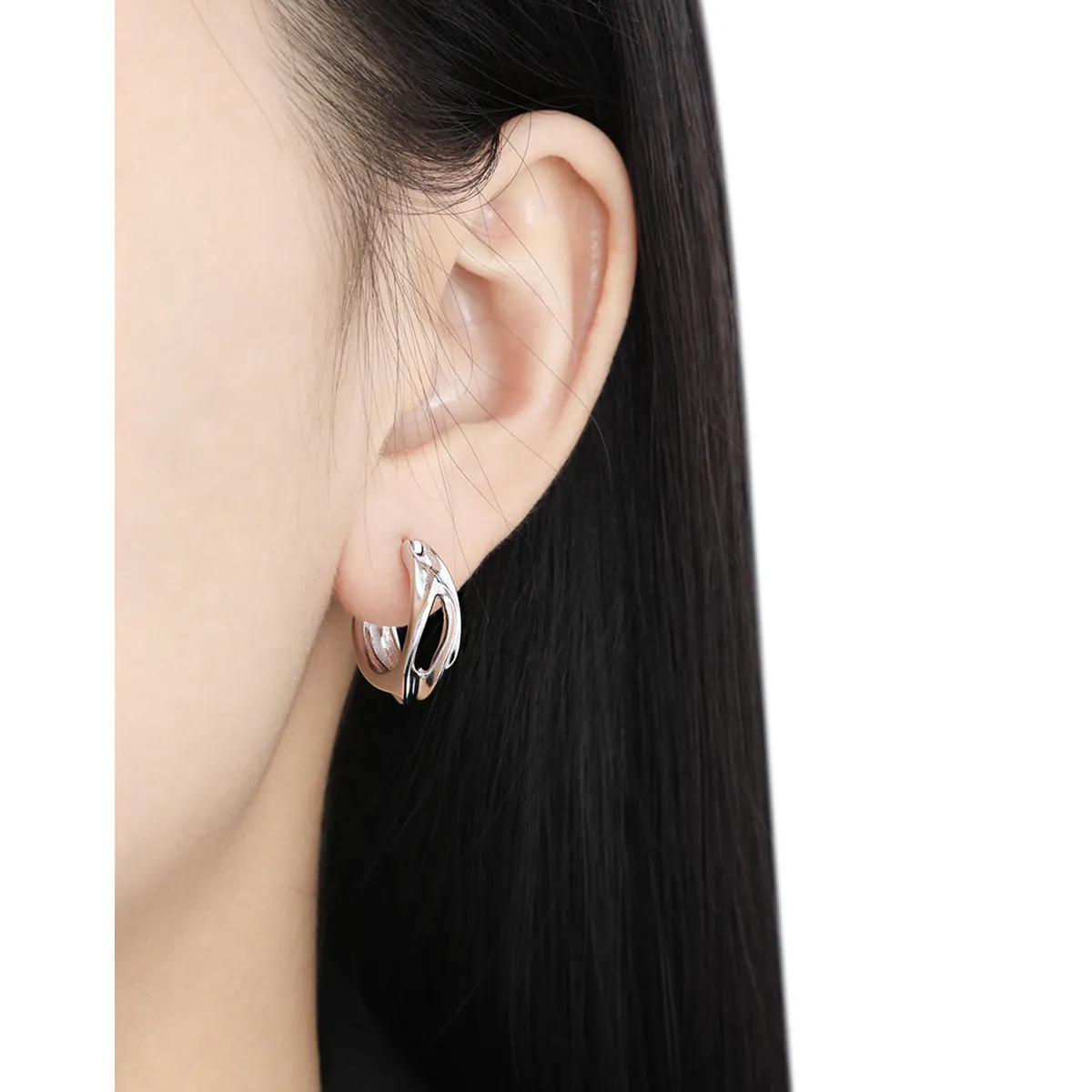 Sculpted silver hoop earrings in high-quality Silver 925 with a polished finish.