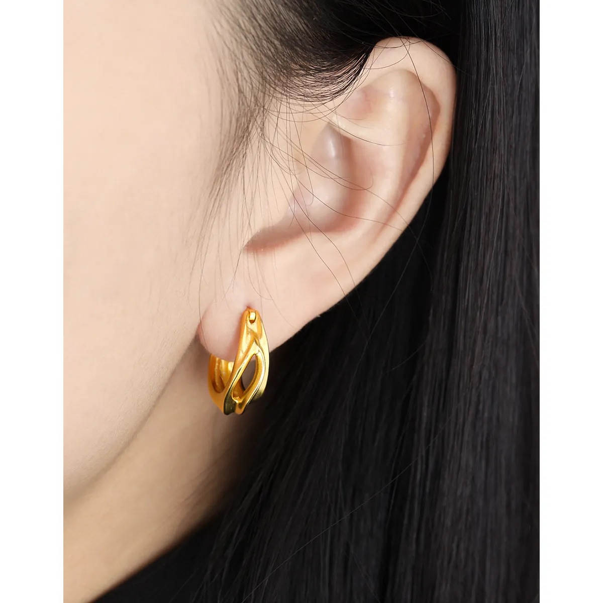 Sculpted silver hoop earrings in high-quality Silver 925 with a polished finish.