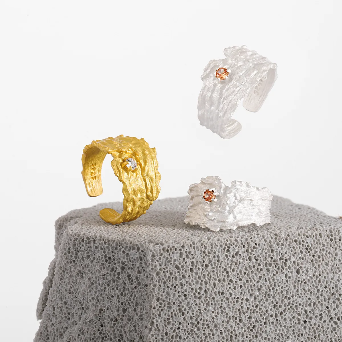 9 (4) Silver textured ring with a zircon gemstone, crafted from high-quality Silver 925.