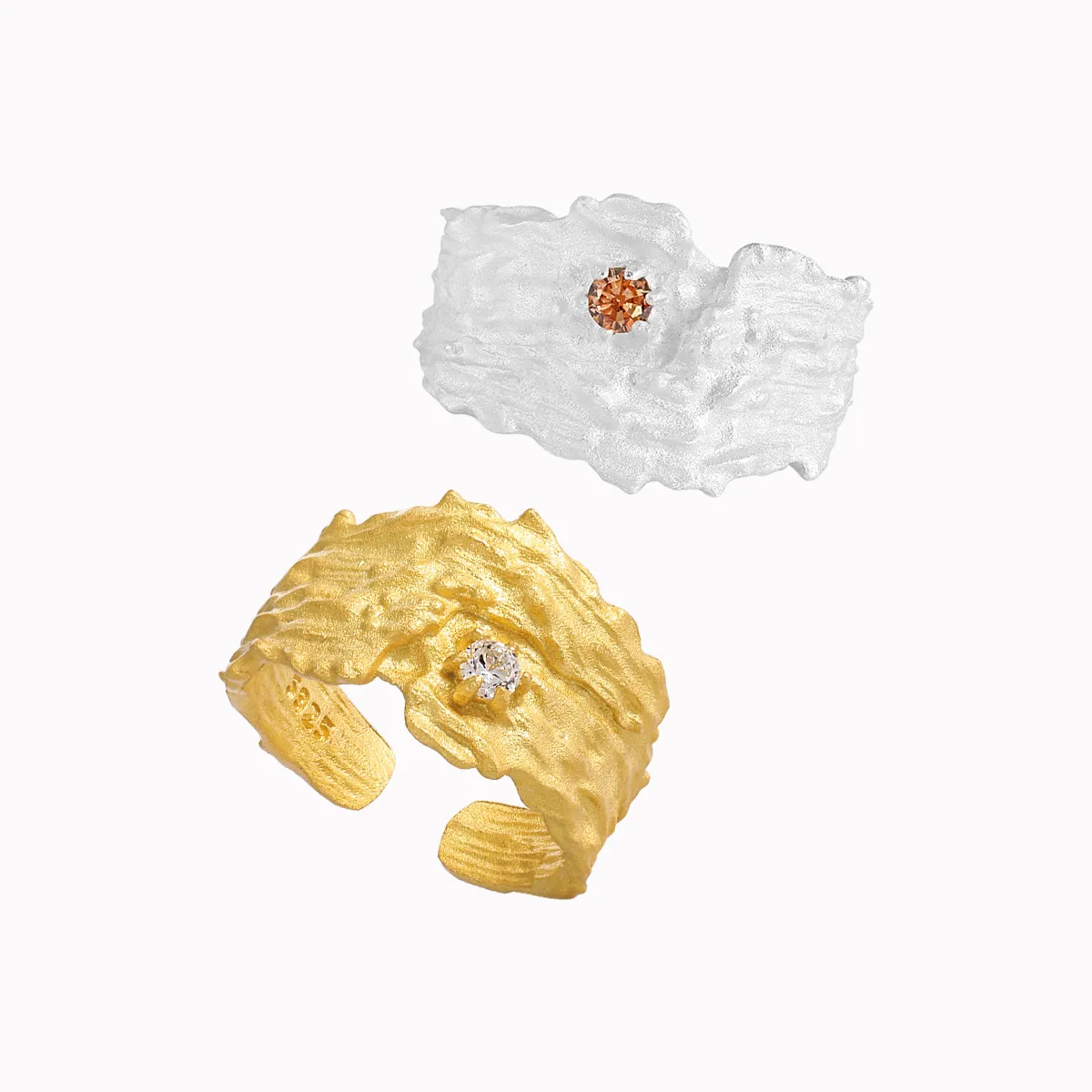 9 (5) Silver textured ring with a zircon gemstone, crafted from high-quality Silver 925.